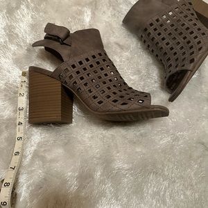 Cage heel bootie Jellypop size 9 color Taupe Peep Toe 4 inch Heels. Like new